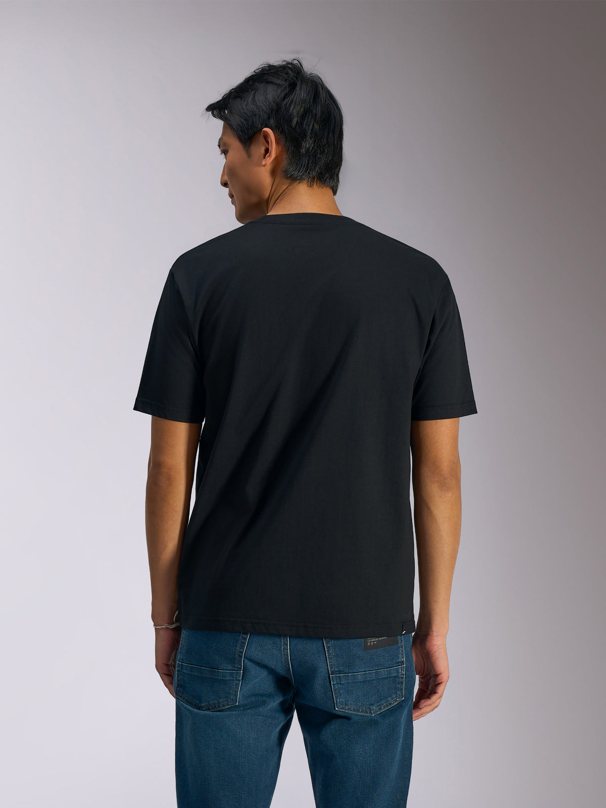 Alpinestars Ageless Shadow CSF Tee, t-shirt à manches courtes, noir, vue de dos sur mannequin, design uni avec une coupe streetwear décontractée