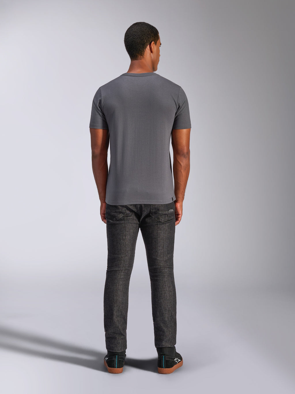 T-shirt Alpinestars Always 2.0 CSF, t-shirt à manches courtes, gris anthracite, vue de dos, porté avec un pantalon en denim foncé, streetwear décontracté inspiré du sport automobile