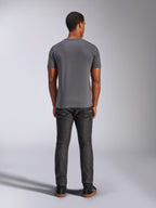 T-shirt Alpinestars Always 2.0 CSF, t-shirt à manches courtes, gris anthracite, vue de dos, porté avec un pantalon en denim foncé, streetwear décontracté inspiré du sport automobile