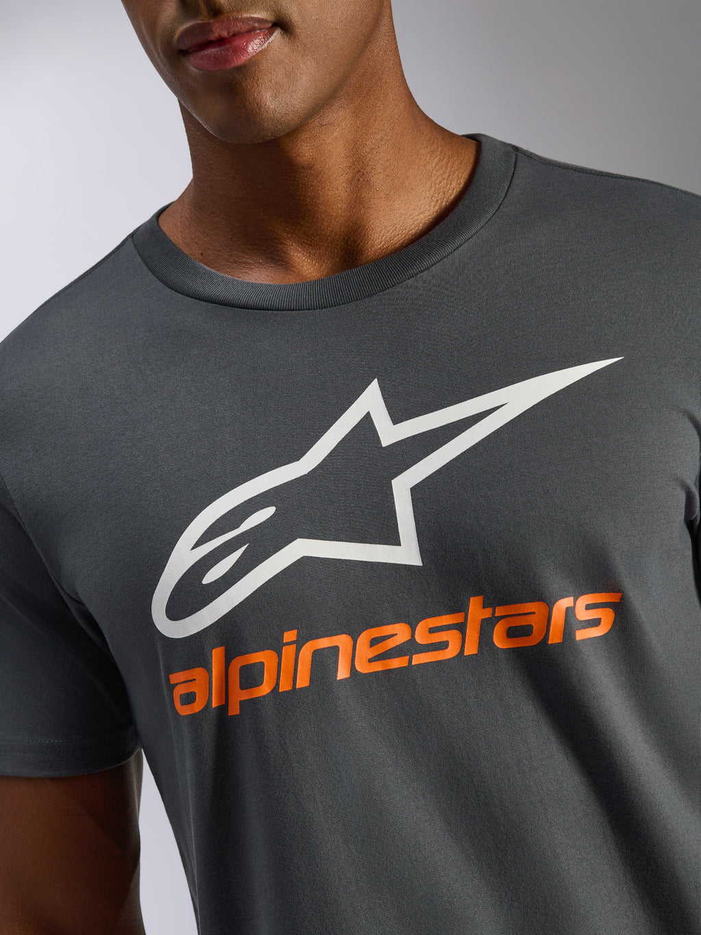 Alpinestars Always 2.0 CSF Tee, t-shirt à manches courtes, gris anthracite, logo A-star blanc et lettrage Alpinestars orange, streetwear décontracté motorsport