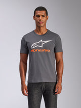 T-shirt Alpinestars Always 2.0 CSF, t-shirt à manches courtes, gris anthracite, grand logo A-star blanc avec inscription Alpinestars orange, porté par un homme, streetwear décontracté motorsport