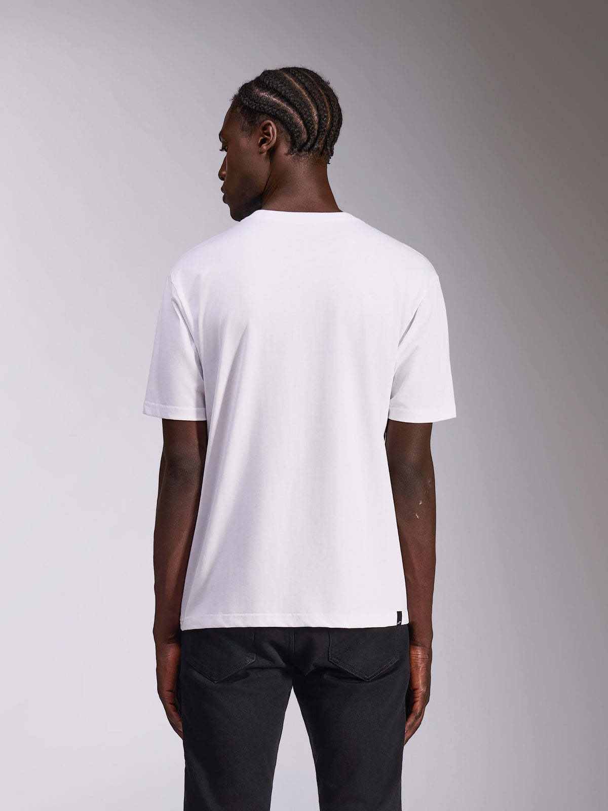 Alpinestars Always 2.0 CSF Tee, t-shirt à manches courtes, blanc, vue de dos, porté avec un pantalon noir, streetwear motorsport décontracté