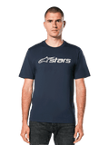 Alpinestars Blaze 2.0 CSF Tee, t-shirt à manches courtes bleu marine avec graphique du logo Astars blanc, porté par un homme avec un jean foncé, vêtements décontractés lifestyle motorsport