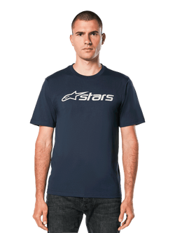 Alpinestars Blaze 2.0 CSF Tee, t-shirt à manches courtes bleu marine avec graphique du logo Astars blanc, porté par un homme avec un jean foncé, vêtements décontractés lifestyle motorsport