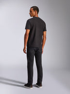 Alpinestars Blaze 2.0 CSF Tee, t-shirt à manches courtes, noir, vue de dos sur un mannequin homme, porté avec un pantalon noir, streetwear motorsport décontracté