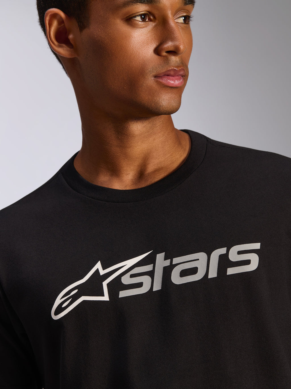 T-shirt Alpinestars Blaze 2.0 CSF, t-shirt à manches courtes, noir avec logo Astars blanc et gris, vêtement streetwear décontracté, vue rapprochée sur mannequin