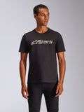 T-shirt Alpinestars Blaze 2.0 CSF, t-shirt noir à manches courtes porté par un mannequin, logo Alpinestars gris et blanc sur la poitrine, style streetwear décontracté inspiré des sports mécaniques