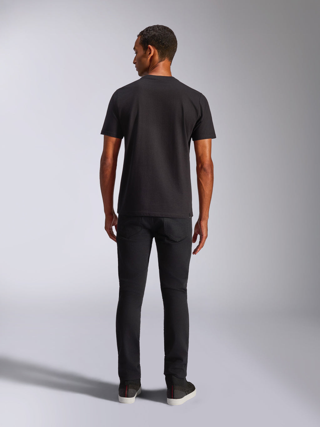 Alpinestars Blaze 2.0 CSF Tee, t-shirt à manches courtes, noir, vue de dos, porté avec un jean noir, streetwear décontracté inspiré du sport automobile