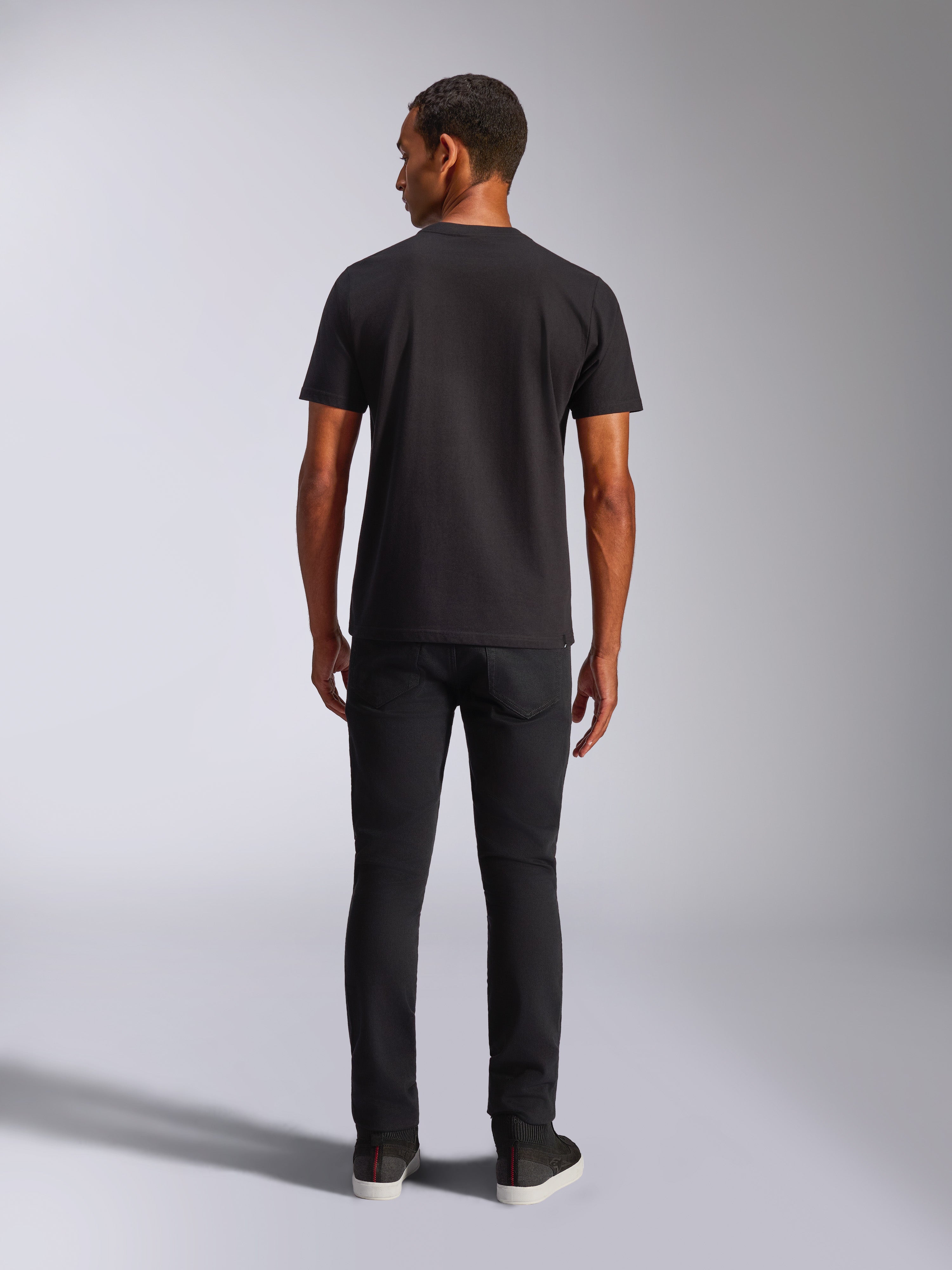 Alpinestars Blaze 2.0 CSF Tee, t-shirt à manches courtes, noir, vue de dos, porté avec un jean noir, streetwear décontracté inspiré du sport automobile