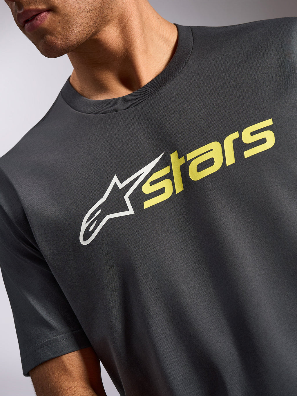Alpinestars Blaze 2.0 CSF Tee, t-shirt à manches courtes, gris anthracite avec logo graphique blanc et jaune fluo sur le devant, vêtement sportswear décontracté pour le sport automobile