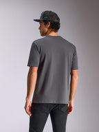 Alpinestars Blaze 2.0 CSF Tee, t-shirt à manches courtes, gris anthracite, vue de dos, porté avec un jean noir et une casquette en mesh, streetwear décontracté inspiré du sport automobile