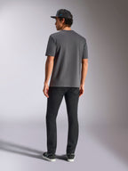 Alpinestars Blaze 2.0 CSF Tee, gris anthracite, vue de dos, t-shirt à manches courtes, porté avec un pantalon noir et une casquette en mesh noire, style streetwear décontracté inspiré des sports mécaniques
