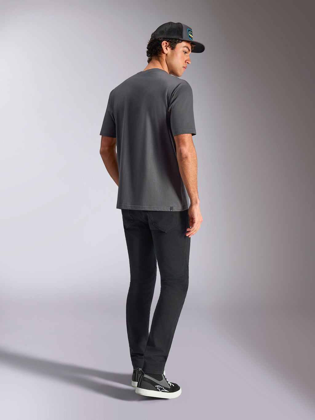 Alpinestars Blaze 2.0 CSF Tee, t-shirt à manches courtes, gris, vue de dos porté par un mannequin avec un pantalon noir et une casquette noire, style streetwear décontracté motorsport