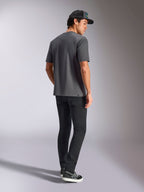 Alpinestars Blaze 2.0 CSF Tee, t-shirt à manches courtes, gris, vue de dos porté par un mannequin avec un pantalon noir et une casquette noire, style streetwear décontracté motorsport