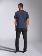 Alpinestars Blaze 2.0 CSF Tee, t-shirt à manches courtes, bleu marine, vue de dos, porté avec un pantalon noir, streetwear décontracté motorsport