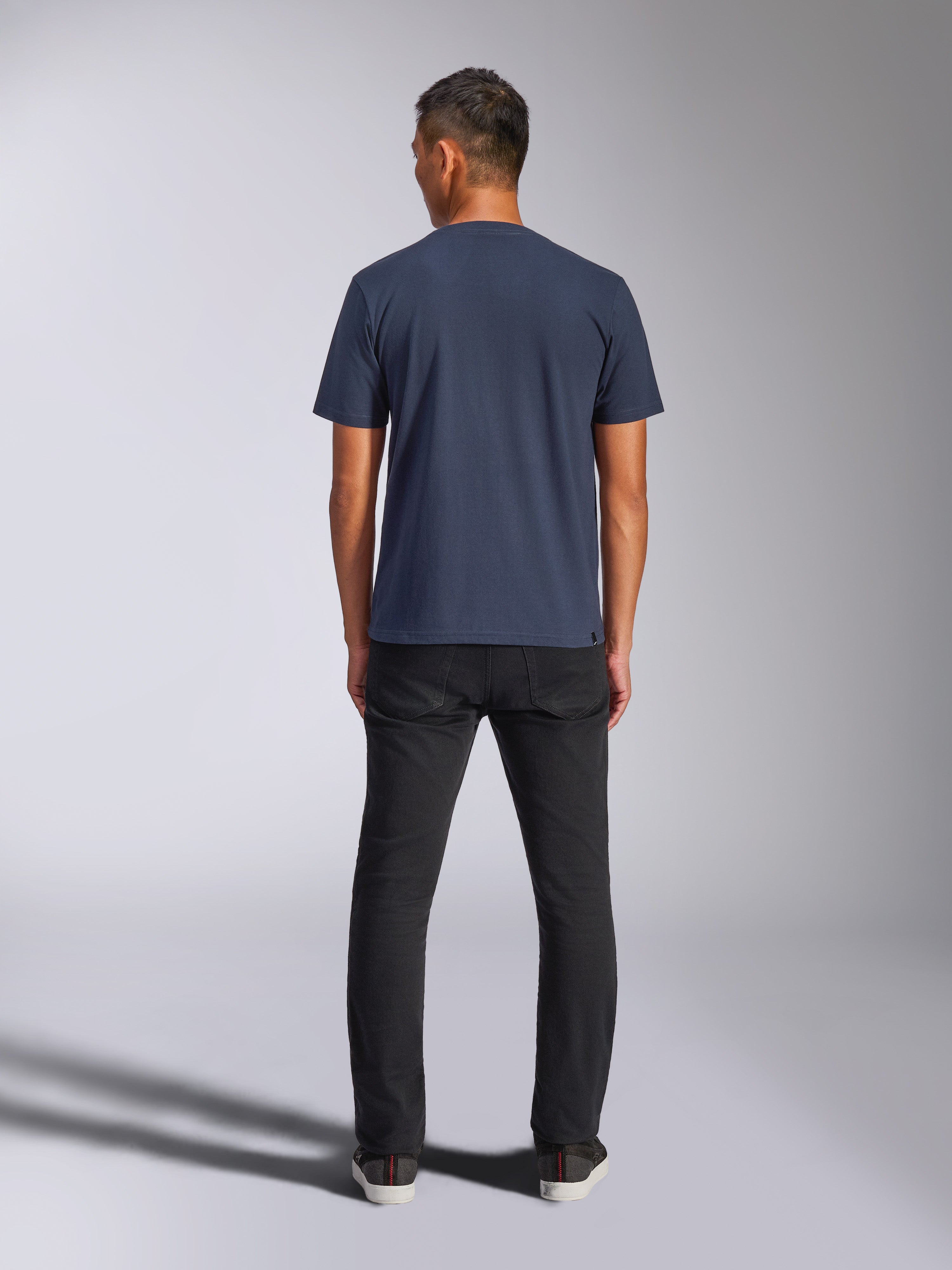 Alpinestars Blaze 2.0 CSF Tee, t-shirt à manches courtes, bleu marine, vue de dos, porté avec un pantalon noir, streetwear décontracté motorsport