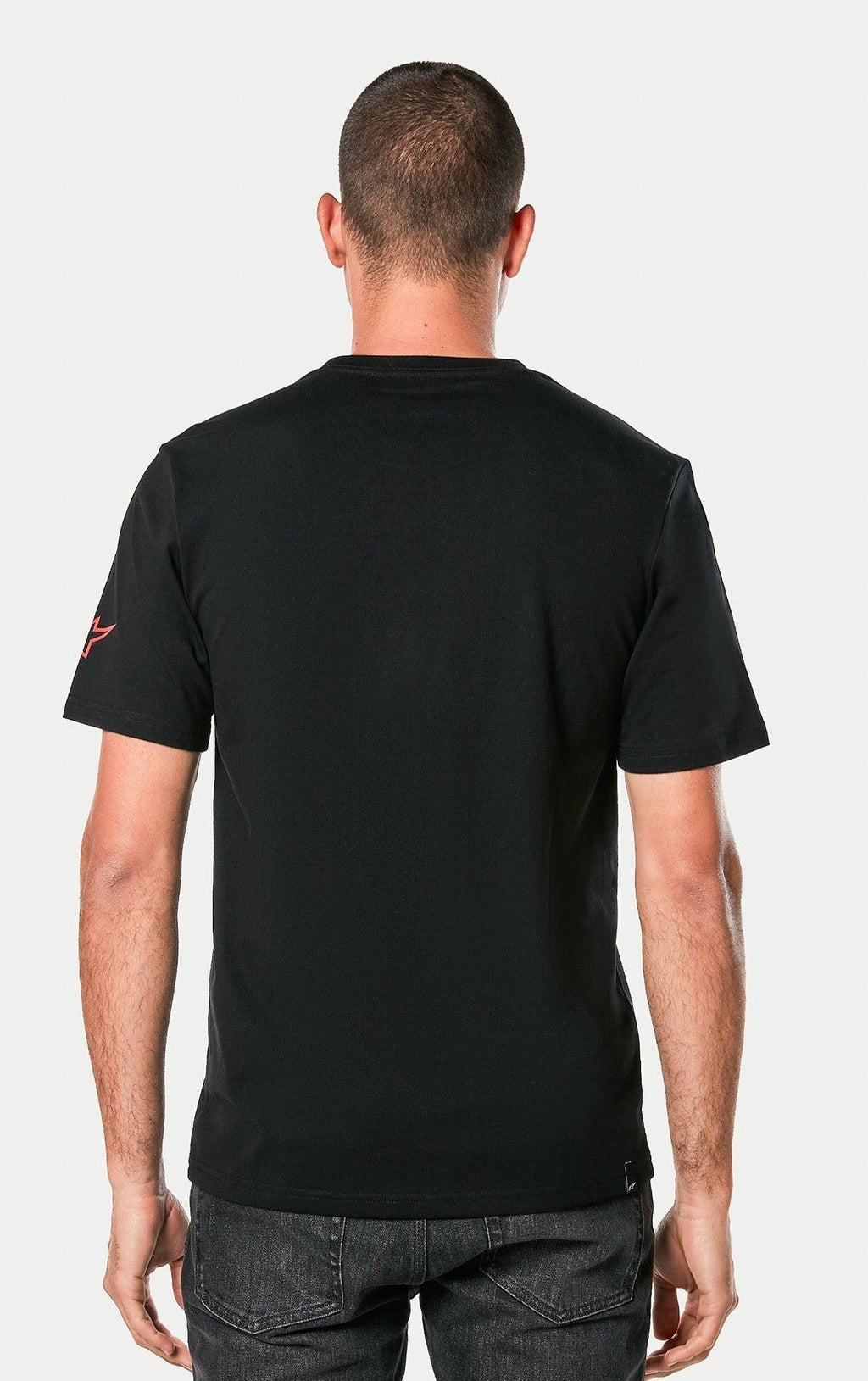 T-shirt Alpinestars Linear Wordmark 2.0 CSF, noir, vue de dos d'une personne portant le t-shirt à manches courtes, avec logo Ageless rouge sur la manche, style streetwear motorsport décontracté