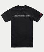 Alpinestars Linear Wordmark 2.0 CSF Tee, t-shirt à manches courtes, noir, mot-symbole gris sur le devant et logo Ageless rouge sur la manche, sportswear décontracté