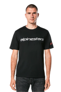 Alpinestars Linear Wordmark 2.0 CSF Tee, T-shirt à manches courtes, noir, mot-symbole linéaire gris sur la poitrine et logo Ageless rouge sur la manche, porté par un mannequin avec un jean foncé, streetwear décontracté inspiré du sport automobile