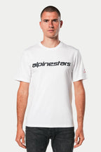 Alpinestars Linear Wordmark 2.0 CSF Tee, t-shirt à manches courtes, blanc avec mot-symbole linéaire noir sur la poitrine et logo rouge sur la manche, porté par un mannequin avec un jean foncé, streetwear décontracté inspiré du sport automobile