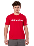 T-shirt Alpinestars Linear Wordmark 2.0 CSF, t-shirt à manches courtes, rouge, mot-symbole linéaire blanc sur la poitrine et logo Ageless sur la manche, porté par un mannequin homme avec un pantalon de survêtement gris, style streetwear décontracté inspiré du sport automobile