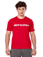 T-shirt Alpinestars Linear Wordmark 2.0 CSF, t-shirt à manches courtes, rouge, mot-symbole linéaire blanc sur la poitrine et logo Ageless sur la manche, porté par un mannequin homme avec un pantalon de survêtement gris, style streetwear décontracté inspiré du sport automobile