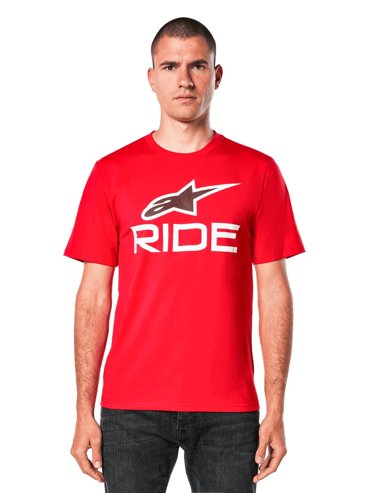 Alpinestars Ride 4.0 CSF Tee, t-shirt rouge à manches courtes, logo étoile Alpinestars blanc et graphisme « RIDE » sur la poitrine, vue de face sur modèle, vêtement de sport automobile décontracté