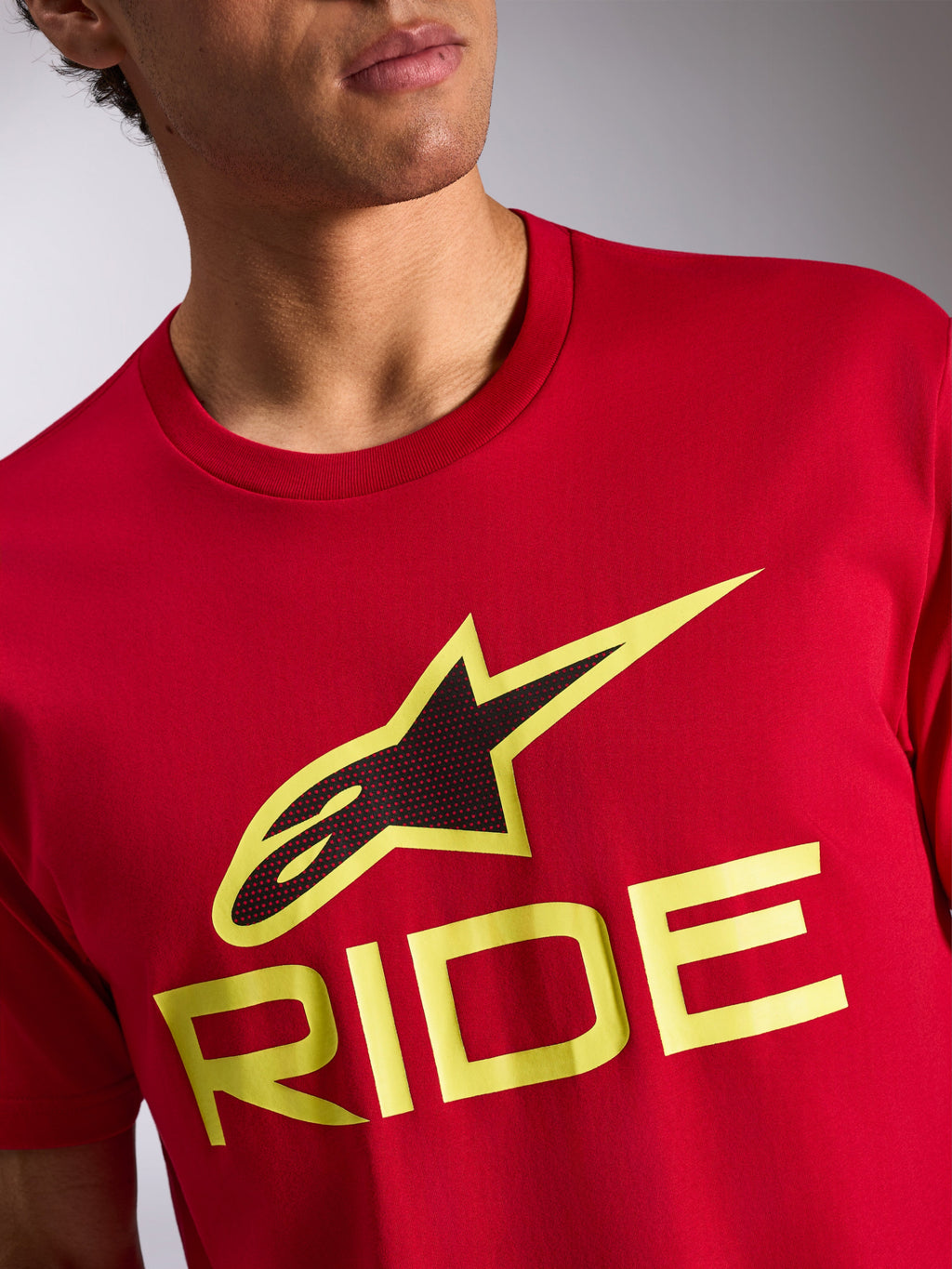 Alpinestars Ride 4.0 CSF Tee, t-shirt à manches courtes, rouge, logo frontal avec symbole Astars noir et jaune haute visibilité et texte RIDE jaune, sportswear motorsport décontracté