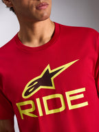 Alpinestars Ride 4.0 CSF Tee, t-shirt à manches courtes, rouge, logo frontal avec symbole Astars noir et jaune haute visibilité et texte RIDE jaune, sportswear motorsport décontracté
