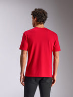 T-shirt Alpinestars Ride 4.0 CSF, vue de dos, t-shirt à manches courtes, rouge, style streetwear décontracté inspiré des sports mécaniques, porté avec un pantalon noir