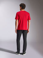 Alpinestars Ride 4.0 CSF Tee, t-shirt à manches courtes, rouge, vue de dos, porté avec un pantalon noir et des baskets noires, style streetwear motorsport décontracté