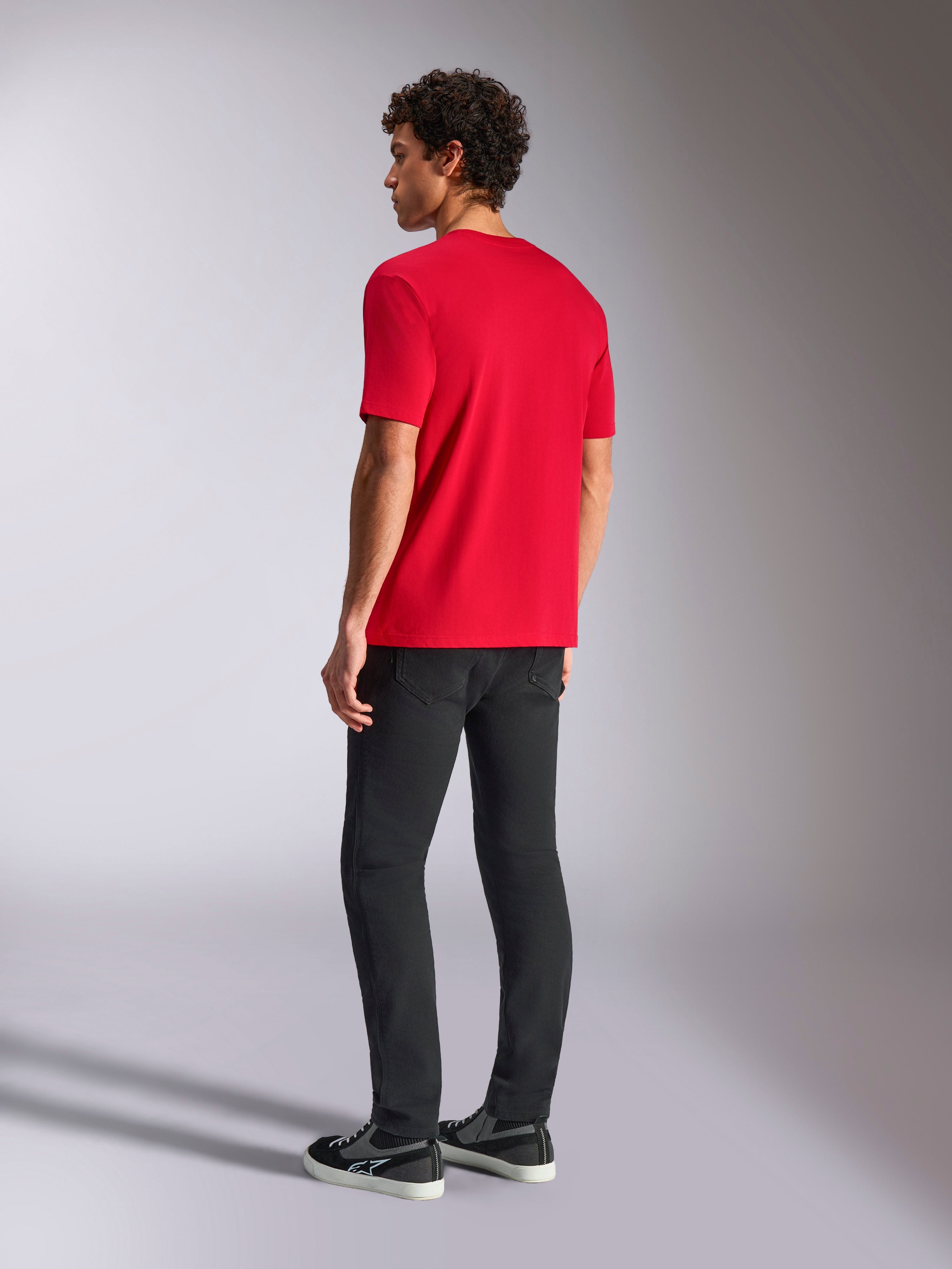 T-shirt Alpinestars Ride 4.0 CSF, t-shirt à manches courtes, rouge, vue de dos sur un modèle portant un pantalon noir et des baskets, style streetwear décontracté inspiré du sport automobile