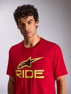 T-shirt Alpinestars Ride 4.0 CSF, t-shirt à manches courtes, rouge avec logo Ride jaune fluo et noir, porté par un mannequin, vêtement streetwear décontracté