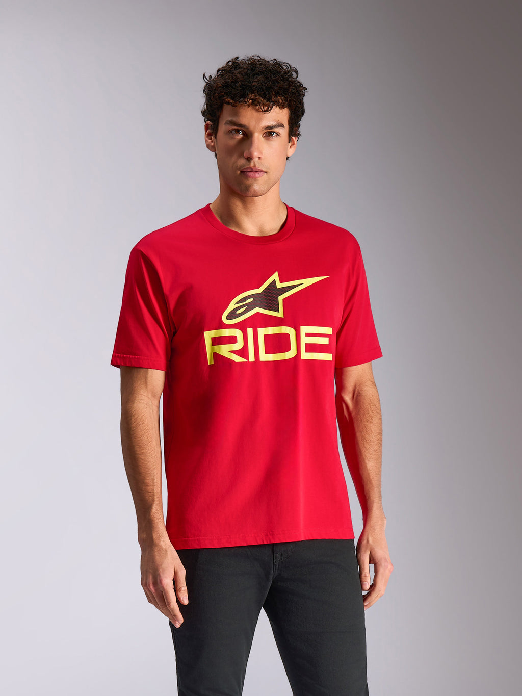 T-shirt Alpinestars Ride 4.0 CSF, t-shirt à manches courtes, rouge, logo Ride jaune fluo et noir, style streetwear motorsport décontracté