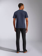 T-shirt Ride 4.0 CSF Alpinestars, t-shirt à manches courtes, bleu marine, vue arrière sur mannequin, porté avec un jean noir, style streetwear décontracté inspiré du sport automobile