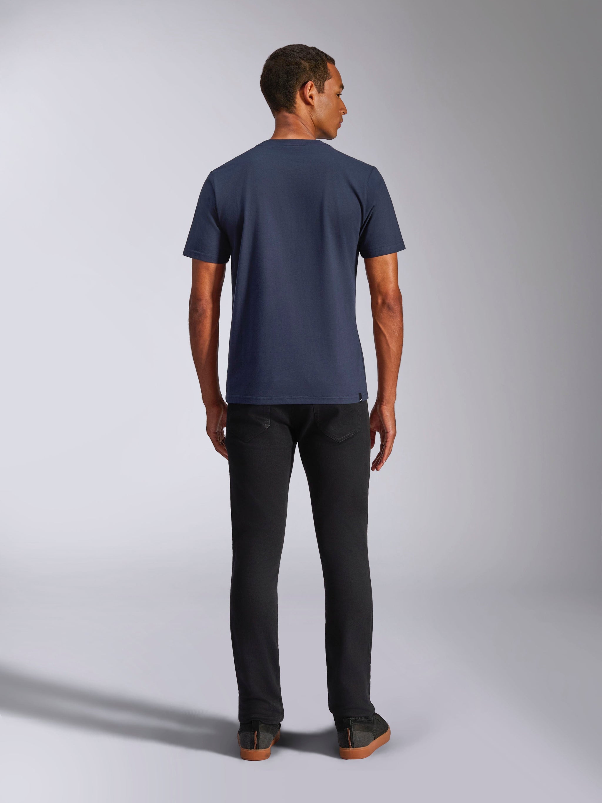 T-shirt Ride 4.0 CSF Alpinestars, t-shirt à manches courtes, bleu marine, vue arrière sur mannequin, porté avec un jean noir, style streetwear décontracté inspiré du sport automobile