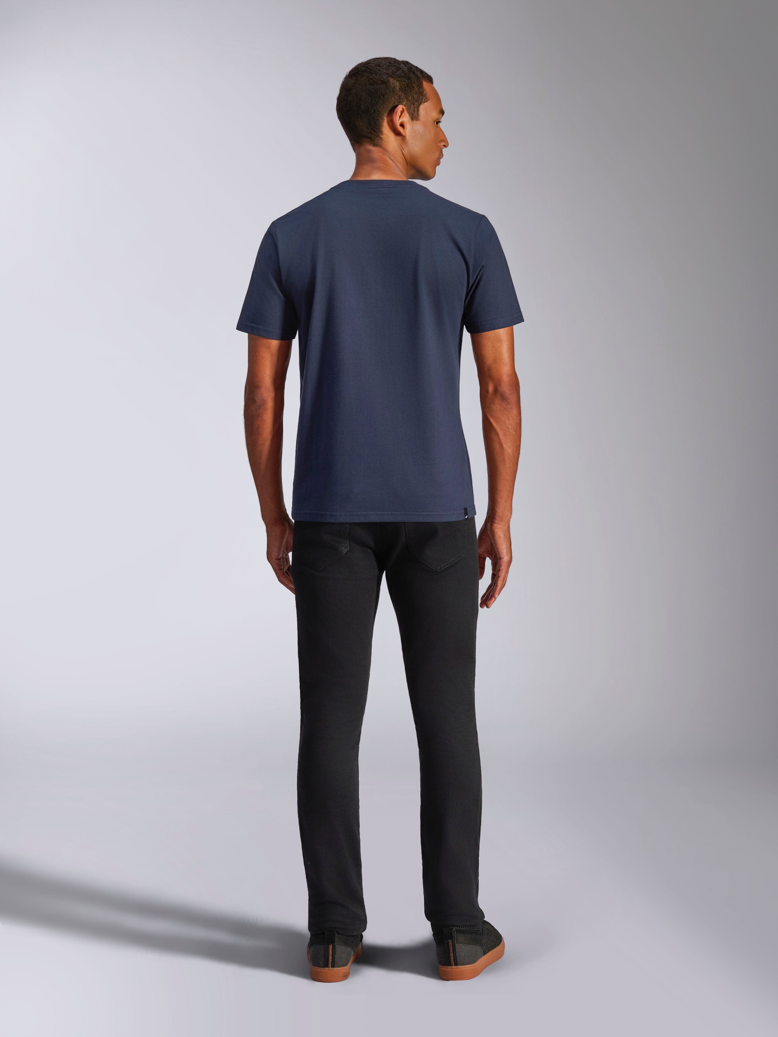 T-shirt Ride 4.0 CSF Alpinestars, t-shirt à manches courtes, bleu marine, vue arrière sur mannequin, porté avec un jean noir, style streetwear décontracté inspiré du sport automobile