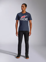 T-shirt Alpinestars Ride 4.0 CSF, t-shirt à manches courtes, bleu marine avec logo étoile Alpinestars rouge et texte 'RIDE' blanc sur la poitrine, porté par un mannequin avec un pantalon noir et des baskets noires, streetwear décontracté inspiré du motorsport