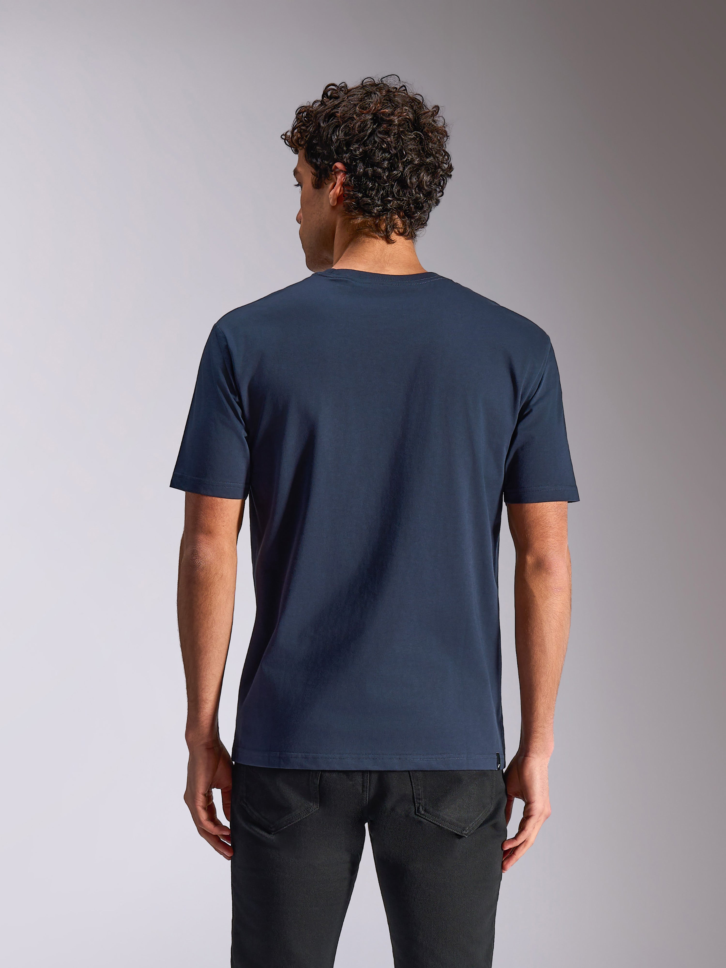 T-shirt Alpinestars Trifecta CSF, t-shirt à manches courtes, bleu marine, vue de dos sur mannequin, vêtement sportswear décontracté