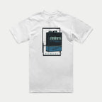 T-shirt Alpinestars Galun CSF, manches courtes, blanc, avec un graphique central de bidon d'essence vintage, le texte « astars Hi Performance Products » et des chiffres romains, sportswear motorsport décontracté