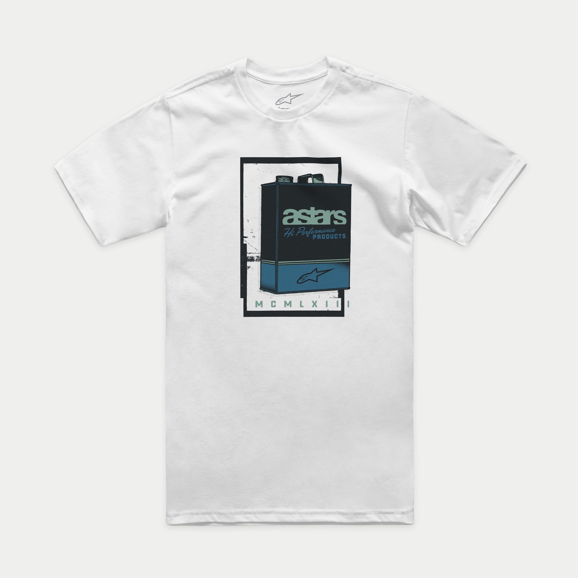 T-shirt Alpinestars Galun CSF, manches courtes, blanc, avec un graphique central de bidon d'essence vintage, le texte « astars Hi Performance Products » et des chiffres romains, sportswear motorsport décontracté