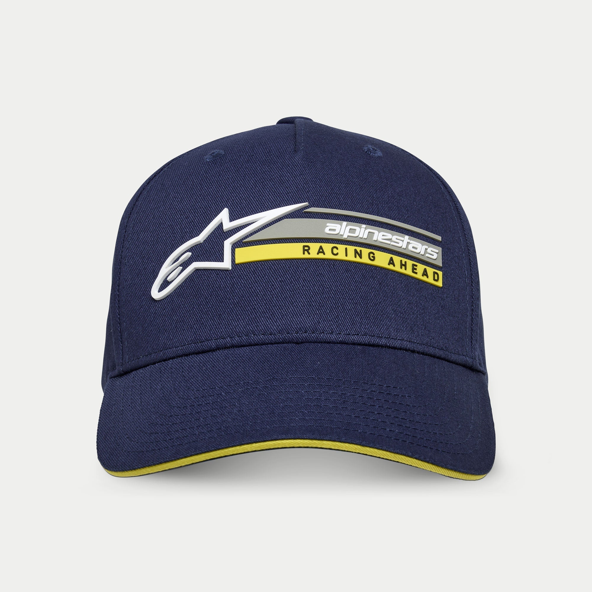Casquette Alpinestars Par, bleu marine, casquette snapback structurée avec visière courbée, ornée du logo Astars blanc en 3D et du graphisme « alpinestars RACING AHEAD » en gris et jaune, détail de visière sandwich jaune, style motorsport décontracté