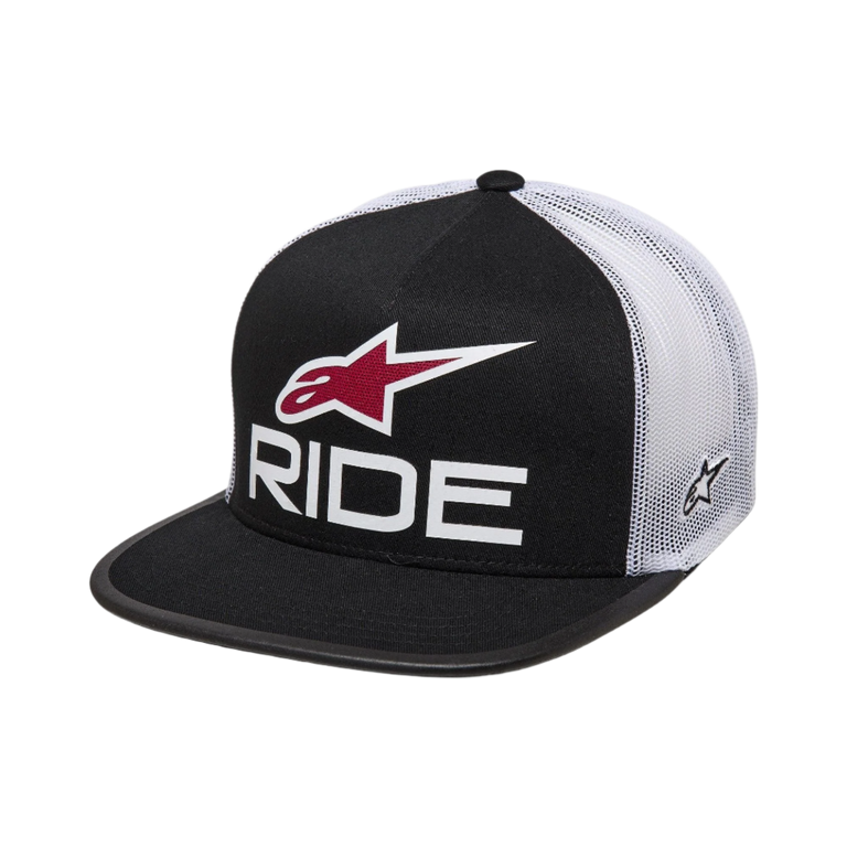 Casquette Trucker Alpinestars Ride 4.0, noir et blanc avec accents rouges, dos en maille filet blanche, visière plate noire, avec logo RIDE en 3D et symbole Astars rouge sur le devant, couvre-chef décontracté inspiré des sports mécaniques