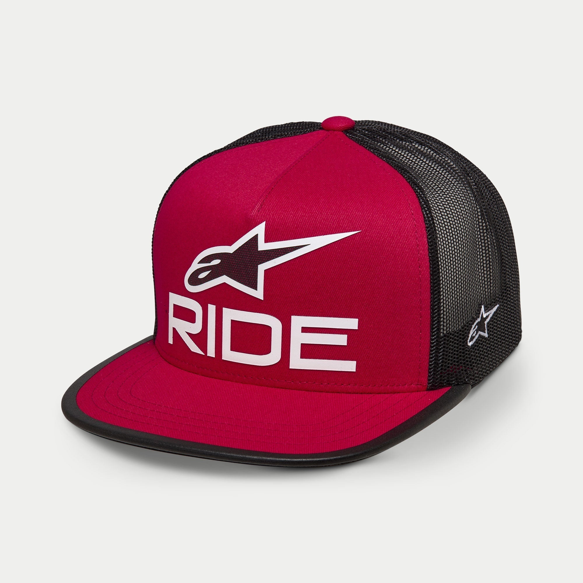 Casquette Trucker Alpinestars Ride 4.0, rouge et noir, visière plate avec couronne structurée, logo Ride et Alpinestars A-star blancs imprimés en 3D sur le devant, arrière en maille noire avec broderie blanche sur le côté, style streetwear décontracté