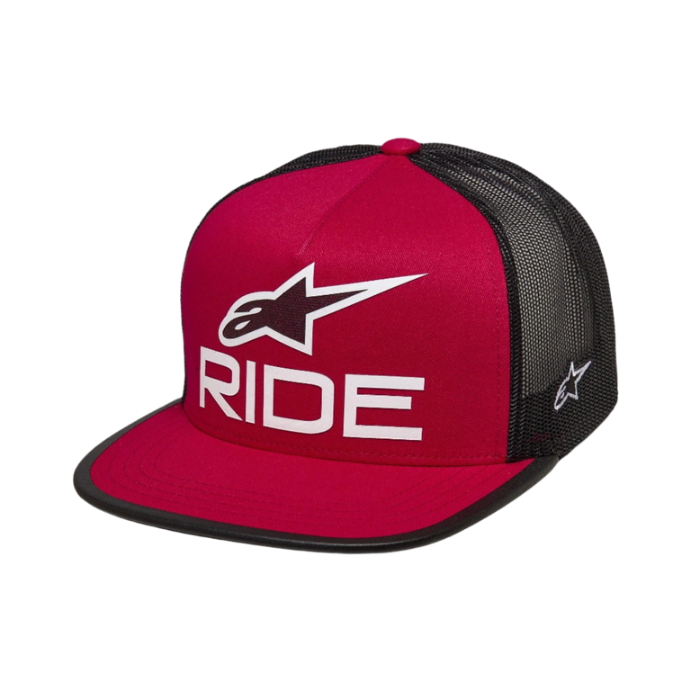 Casquette Trucker Alpinestars Ride 4.0, rouge et noir, logo Ride 3D blanc et symbole Astars sur le devant, arrière en maille noire, visière plate avec bordure noire, broderie Ageless latérale, sportswear décontracté