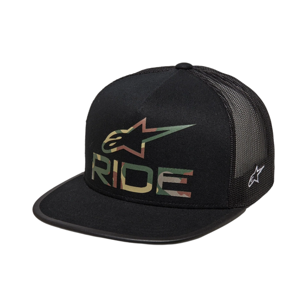 Casquette Trucker Alpinestars Ride 4.0 Camo, noire, avec logo Alpinestars camouflage et texte RIDE sur le devant, visière plate, couronne structurée, arrière en maille noire pour la respirabilité, design décontracté inspiré du sport automobile