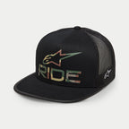 Casquette Trucker Alpinestars Ride 4.0 Camo, noir, style trucker, avec logo RIDE et étoile en imprimé camouflage sur le devant, dos en maille noire, visière plate, broderie blanche sur le côté, accessoire décontracté inspiré du sport automobile