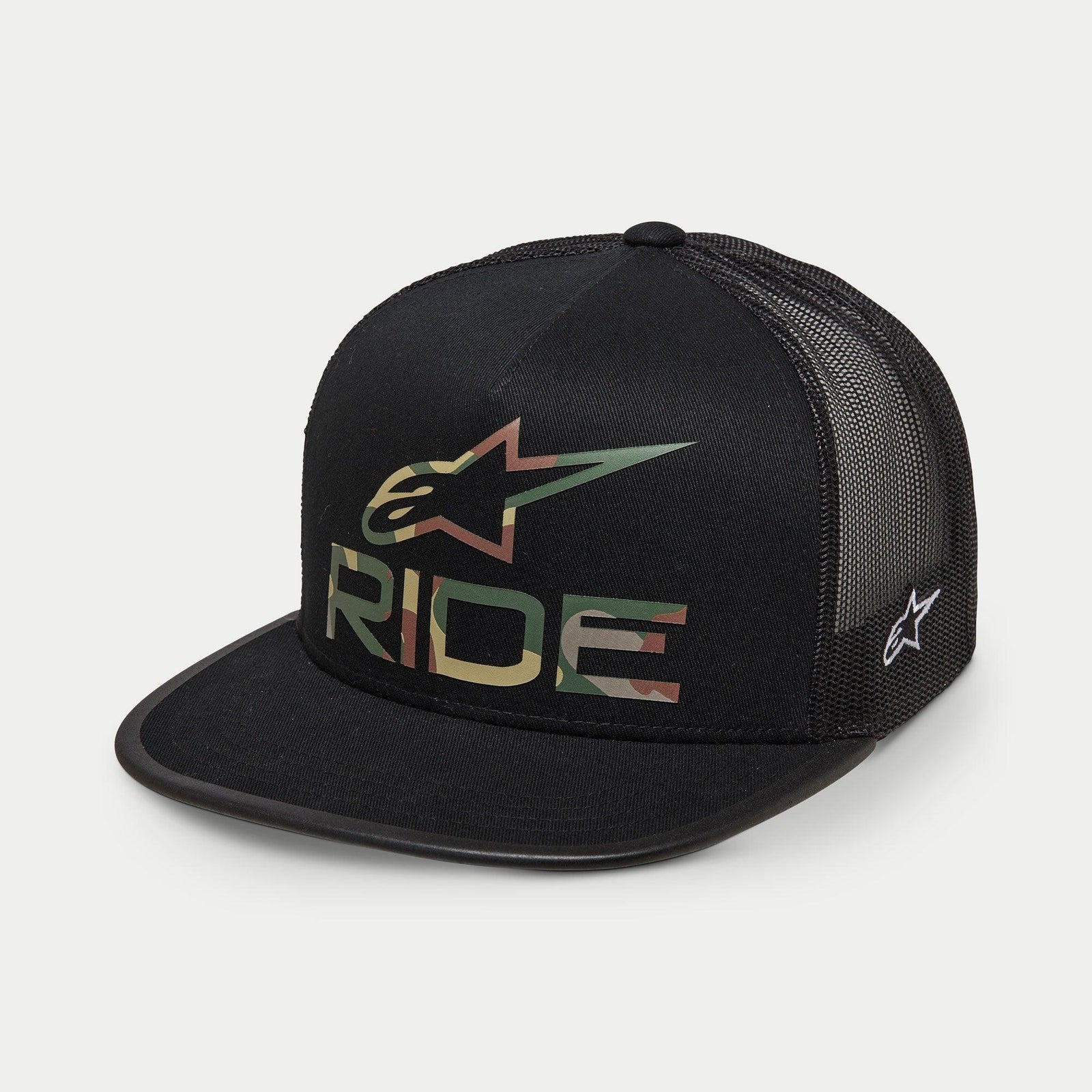 Casquette Trucker Alpinestars Ride 4.0 Camo, noir, style trucker, avec logo RIDE et étoile en imprimé camouflage sur le devant, dos en maille noire, visière plate, broderie blanche sur le côté, accessoire décontracté inspiré du sport automobile