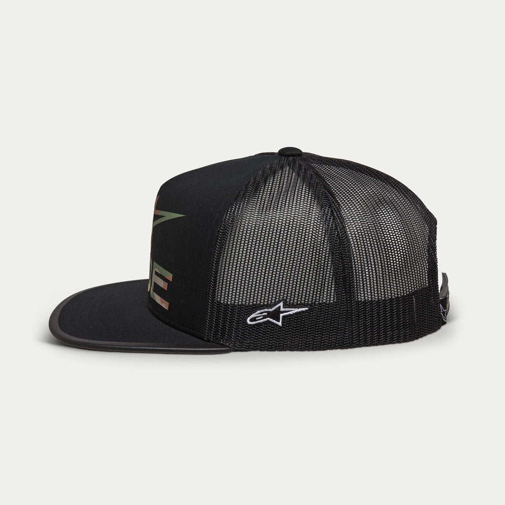 Casquette Trucker Alpinestars Ride 4.0 Camo, noire, vue de profil, avec face en sergé et arrière en maille polyester, logo blanc brodé sur le côté, visière plate avec bordure à imprimé camouflage, couvre-chef décontracté d'inspiration sport automobile