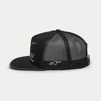 Casquette Trucker Alpinestars Ride 4.0 Camo, noire, vue de profil, avec face en sergé et arrière en maille polyester, logo blanc brodé sur le côté, visière plate avec bordure à imprimé camouflage, couvre-chef décontracté d'inspiration sport automobile
